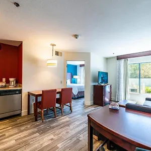 metro-phx-upstairs-open-plan-2-room-sleeps-6-modern.hotelsofphoenix.com/